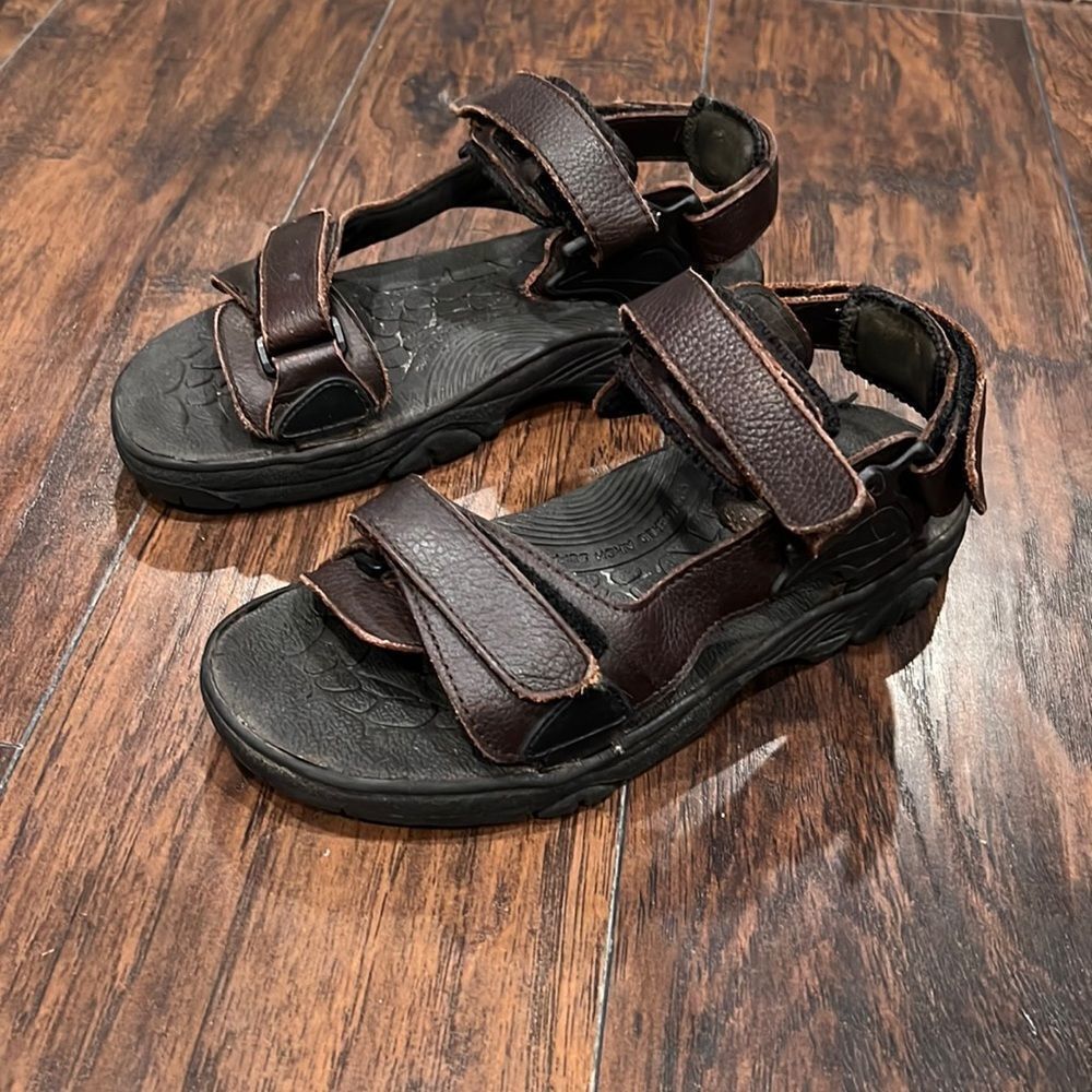 Frye leather brown sandals size 9‎ D in Good used condition with arch support